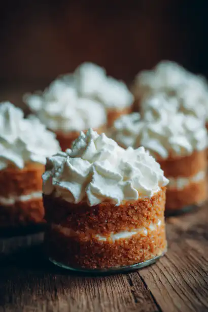 no-bake whipped cream mini cakes